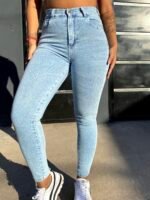 JEANS CLASICO RE-ELASTIZADO CELESTE NEVADO CON BIGOTES Y COSTURA BLANCO