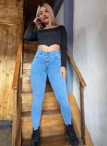 JEANS CLASICO ELASTIZADO CELESTE CON BOTONES Y BIGOTES LASER - Imagen 5