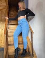 JEANS CLASICO ELASTIZADO CELESTE CON BOTONES Y BIGOTES LASER - Imagen 3