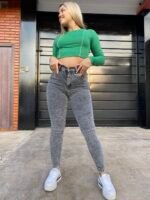 JEANS CLASICO ELASTIZADO GRIS NEVADO CON COSTURA CAMEL - Imagen 4