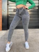 JEANS CLASICO ELASTIZADO GRIS NEVADO CON COSTURA CAMEL - Imagen 3