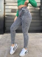 JEANS CLASICO ELASTIZADO GRIS NEVADO CON COSTURA CAMEL