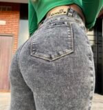 JEANS CLASICO ELASTIZADO GRIS NEVADO CON COSTURA CAMEL - Imagen 7