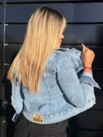 CAMPERA ELASTIZADA CELESTE CON ROTURAS LASER - Imagen 2