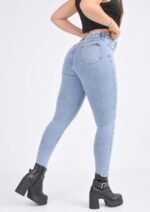 JEANS CLASICO RE- ELASTIZADO CELESTE CLARO  CON BIGOTES LASER - Imagen 2