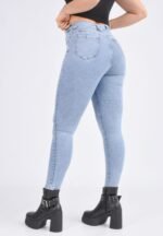 JEANS CLASICO RE- ELASTIZADO CELESTE CLARO  CON BIGOTES LASER - Imagen 3