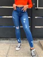 JEANS ELASTIZADO AZUL CON ROTURAS Y BIGOTES LASER