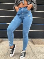 JEANS ELASTIZADO CELESTE NEVADO COSTURAS BLANCAS CON ROTURAS LÁSER - Imagen 3