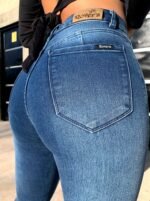 JEANS CLASICO AZUL LISO CON BIGOTES LASER - Imagen 8