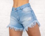 SHORT RÍGIDO CELESTE CON ROTURAS Y FLECOS - Imagen 3