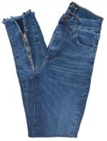 JEANS  RE-ELASTIZADO AZUL NEVADO CON CIERRE EN LA BOTA Y SIN BOLSILLO ATRAS