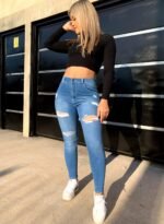 JEAN ELASTIZADO CELESTE CON ROTURAS Y BIGOTES LASER CON COSTURA BLANCO - Imagen 6