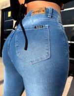 JEAN ELASTIZADO CELESTE CON ROTURAS Y BIGOTES LASER CON COSTURA BLANCO - Imagen 3