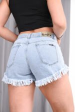 SHORT PLAYERO RÍGIDO CELESTE CON ROTURAS LÁSER TIRO MEDIO - Imagen 2