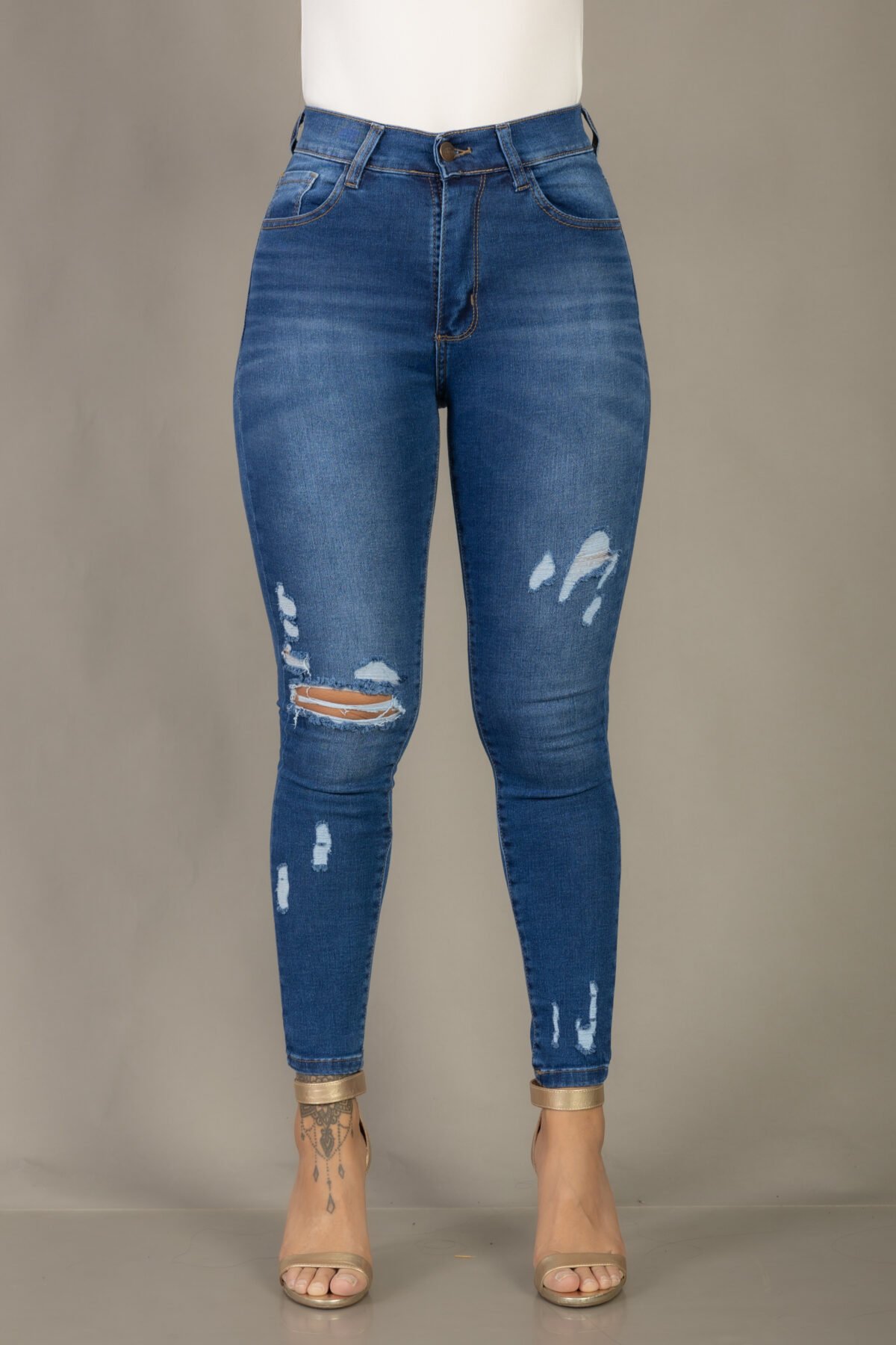 456-24-jean-chupin-azul-con-roturas-app-frente PANTALON CHUPIN AZUL CON ROTURAS - Imagen 1
