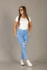 PANTALON CHUPIN CELESTE CON ROTURAS - Imagen 4