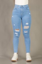 PANTALON CHUPIN CELESTE CON ROTURAS